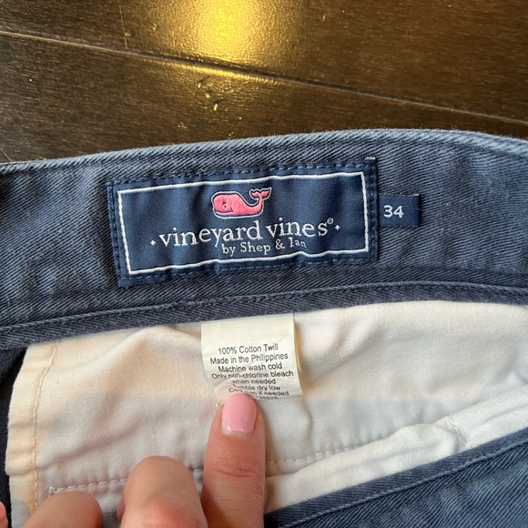 Men’s Vineyard Vines Shorts - Picture 2 of 3